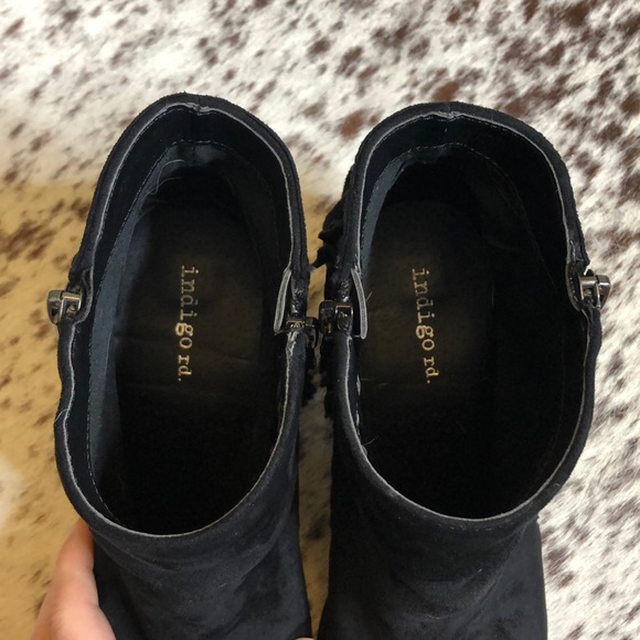 Adorable black fringe heeled booties - Picture 5 of 5